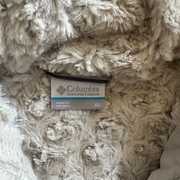 Columbia Plush Fleece Jacket in Cream - Picture 2 of 8